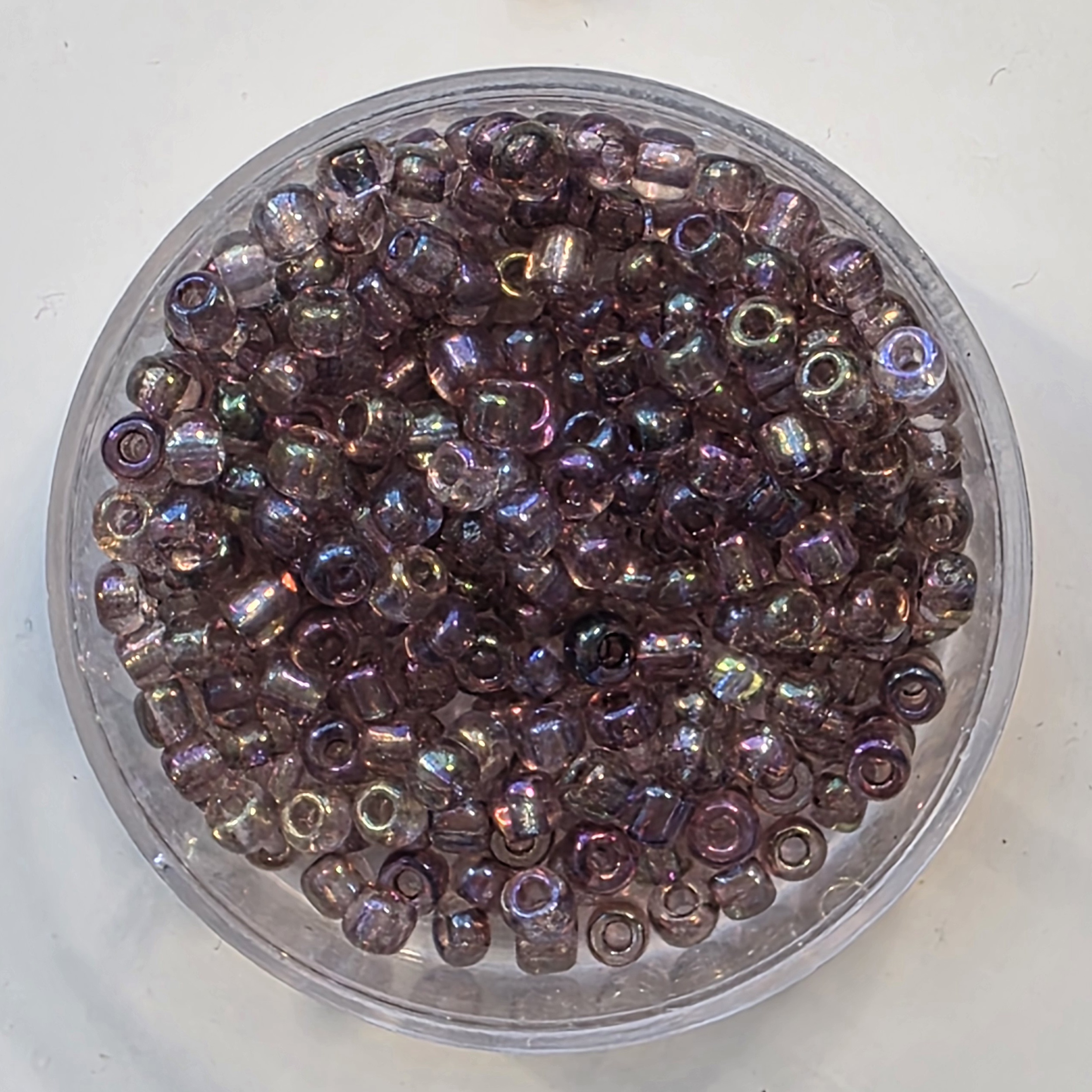 Gagnsær glitrandi fjólublár