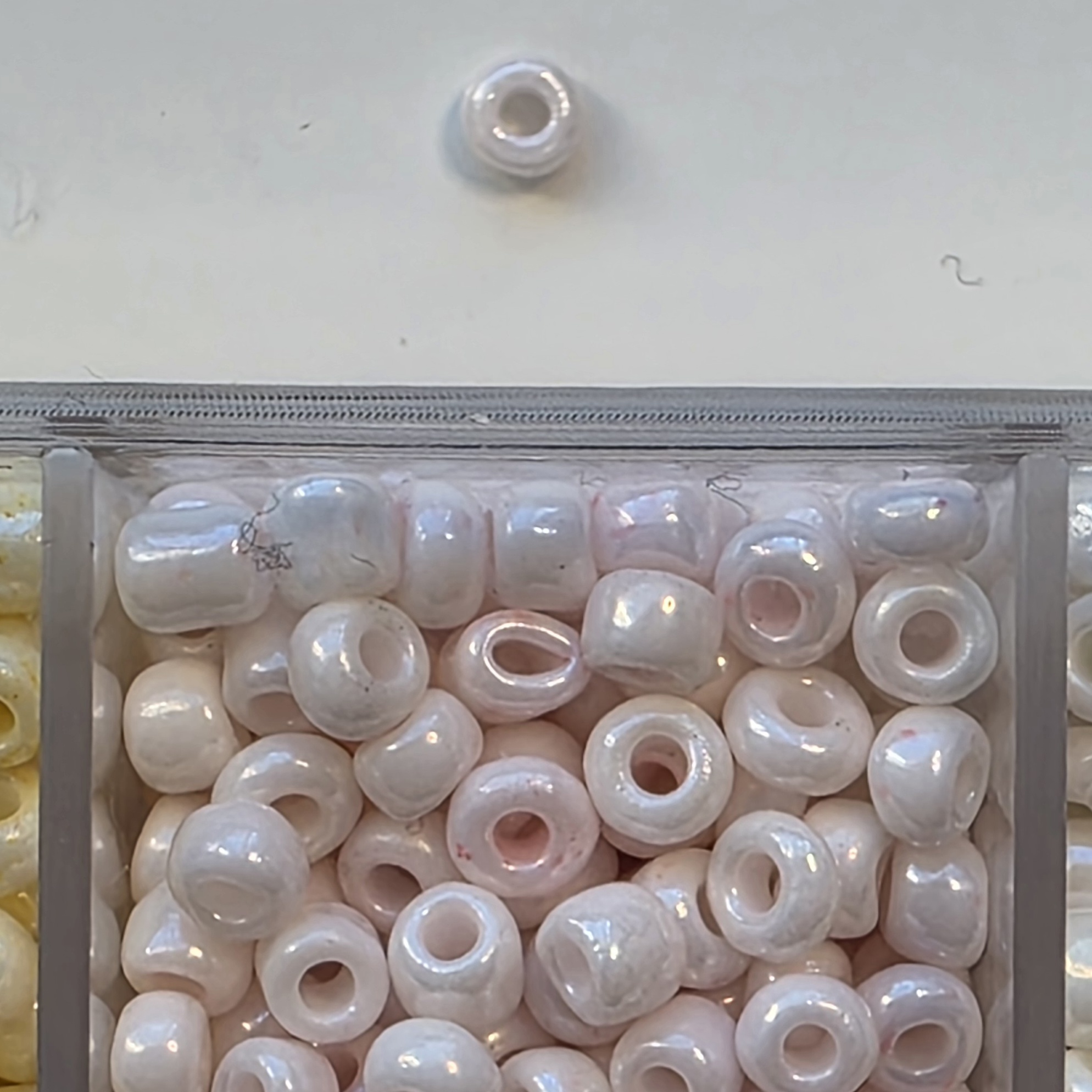 Glansandi ljósbleikur